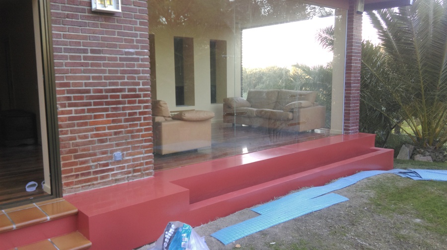 Jardinera y cristalería del salón