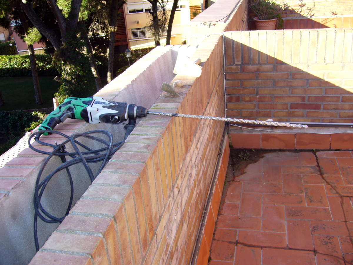 Jardineras descalzadas de la fachada 