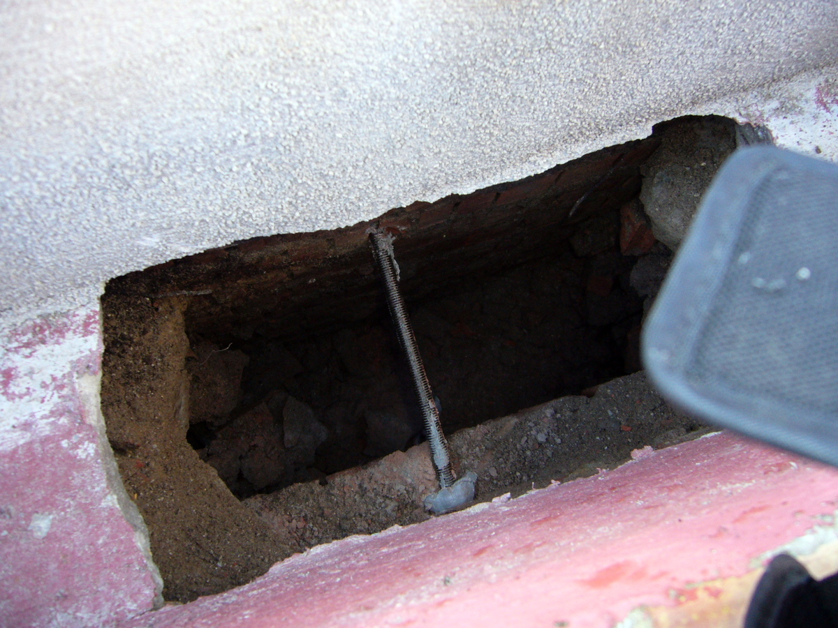 Jardineras descalzadas de la fachada 