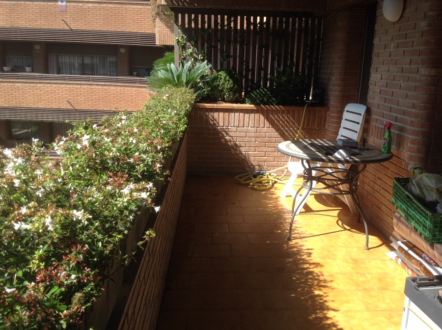 Jardineras en barandilla y jardinera de obra