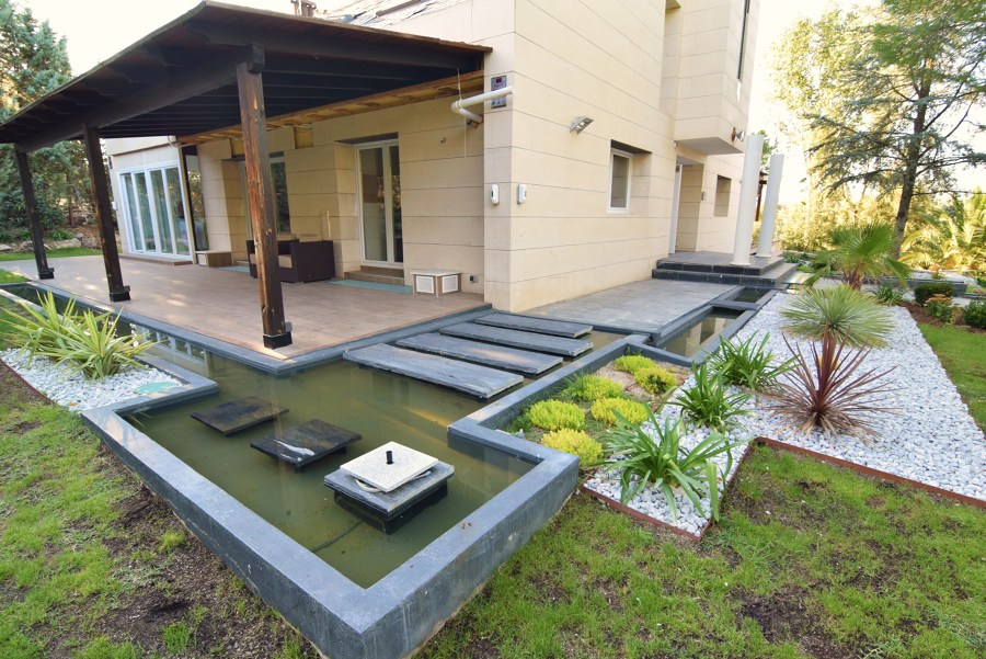 Jardines exteriores. Río y estanques perimetrales