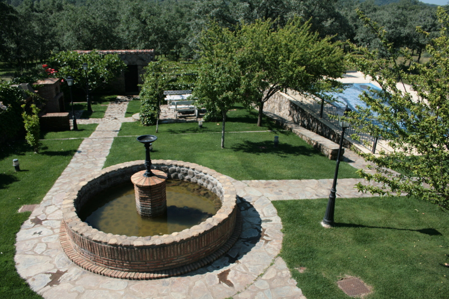 JARDINES, FUENTE, PISCINA EN CHALET