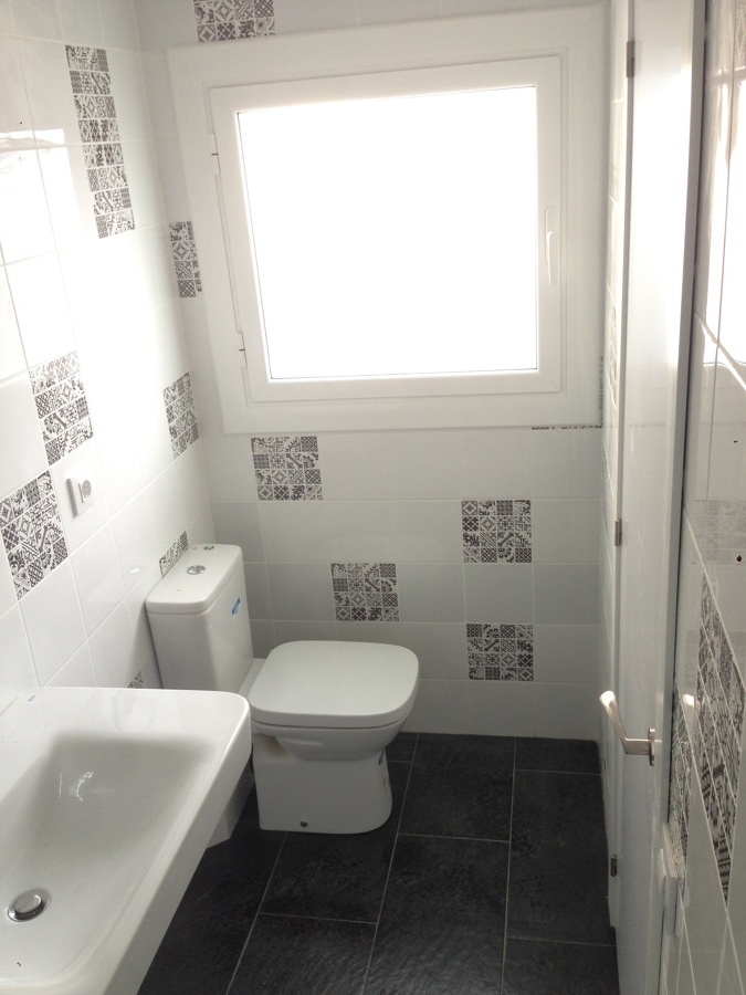 juego de baldosas imitación hidrahúlico en baño