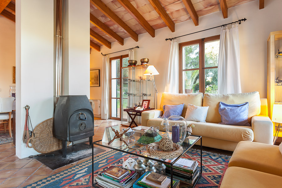 La calidez de la chimenea en el salón