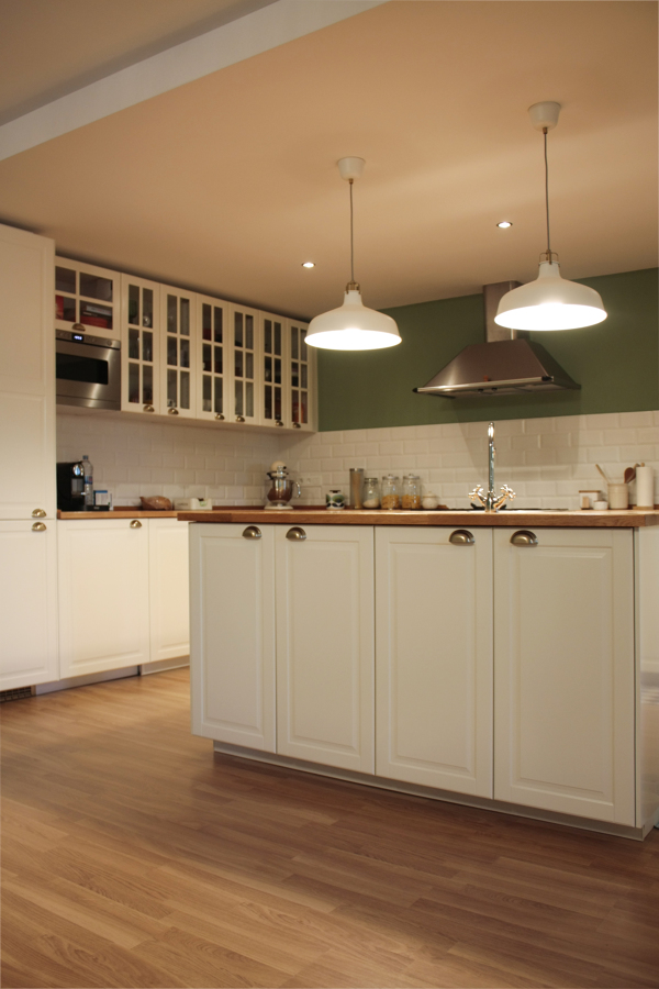 Cocina clásica con pared verde