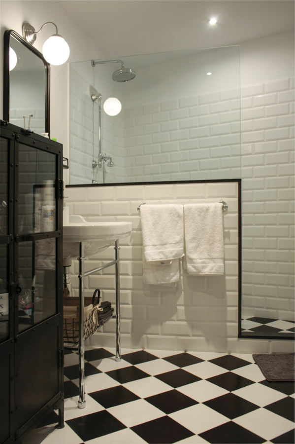 Baño en blanco y negro