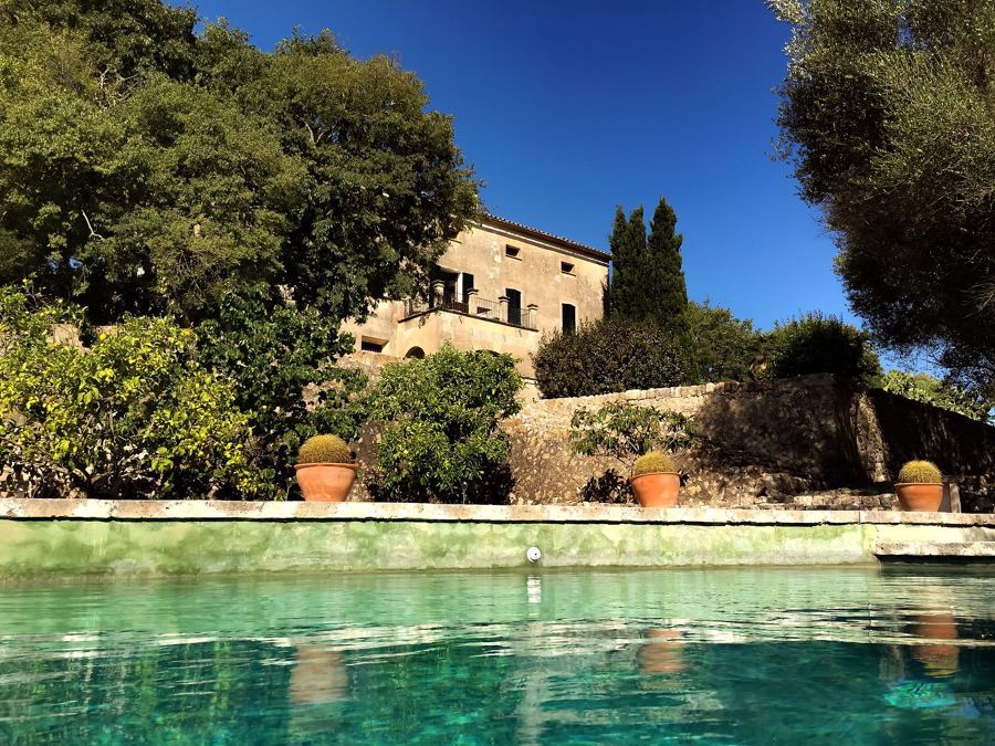 La casa vista desde la piscina