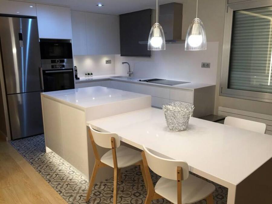 La cocina con su isleta y mesa