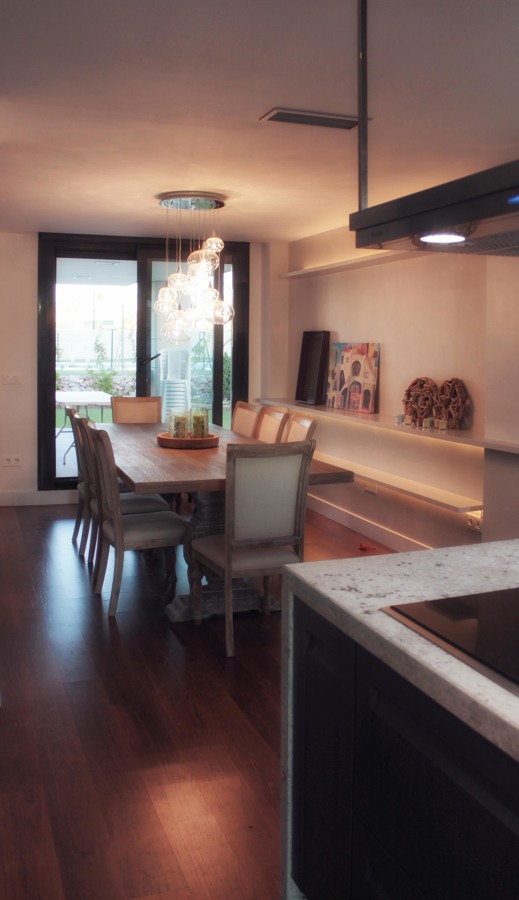 La cocina de Ana por emmme studio: iluminación baldas