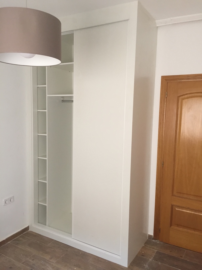 La columna oculta un tapa pilar interior de 20x17 cm de obra