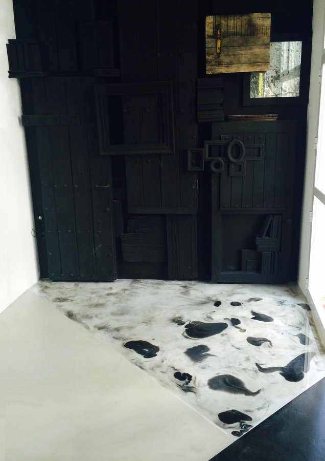 La entrada con el panel y la mezcla de suelo de cemento pulido con suelo de resina reflector