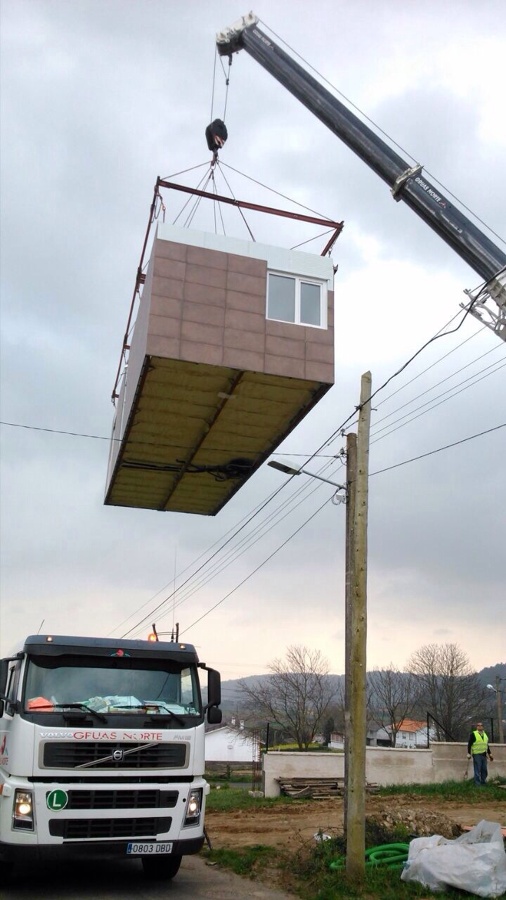 La grúa levanta la casa. Tiene que superar la altura del tendido eléctrico.