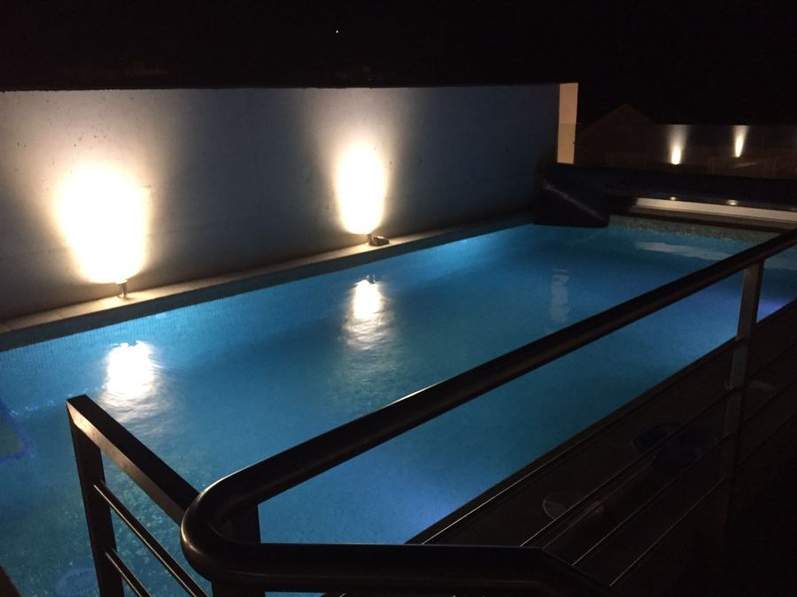 La piscina de cubierta de noche