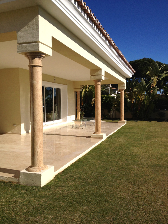 La tonalidad ámbar del mármol conceden personalidad a la vivienda