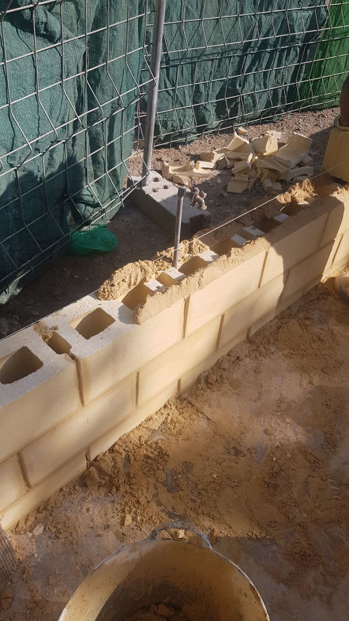 Labrado de muro de bloques amarillo