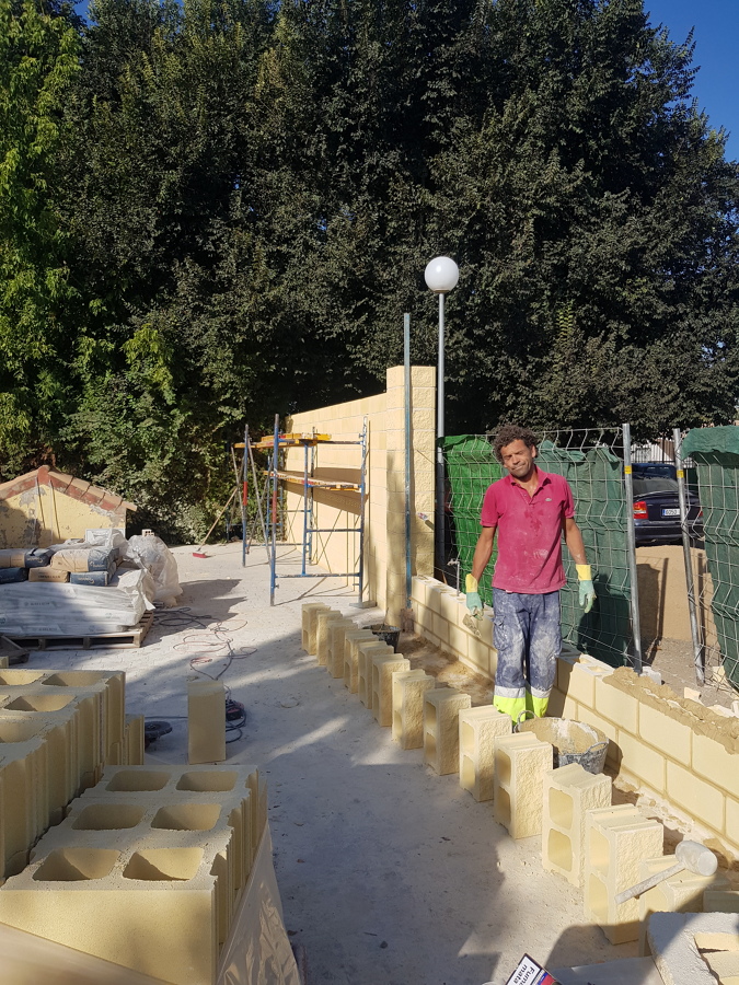 Labrado de muro de bloques amarillo