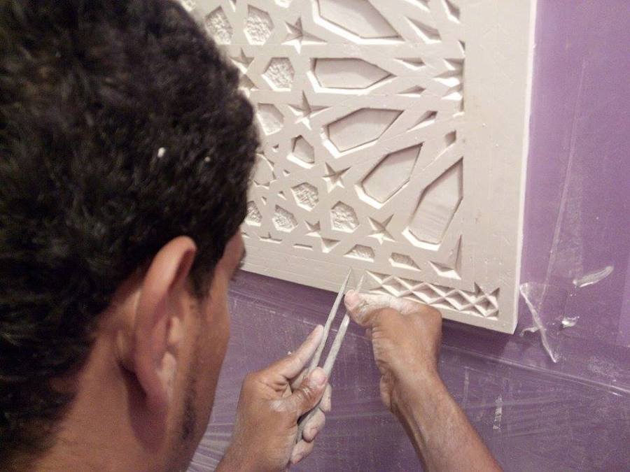 Labrando la escayola, cabecero nazarí