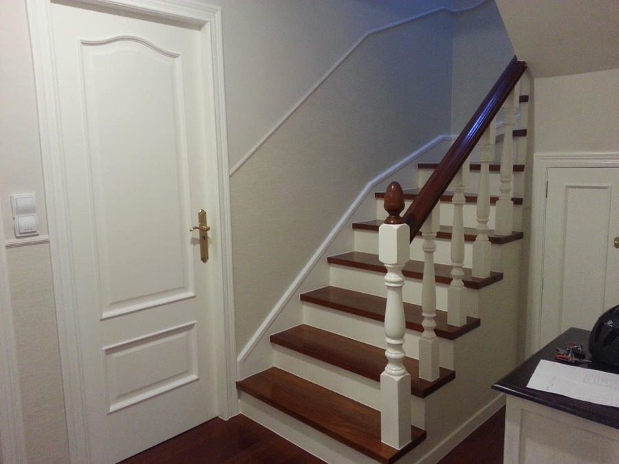 Lacado de escalera y empapelado de pared