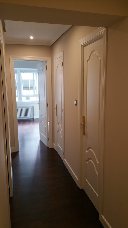 Lacado de puerta y teñido suelo