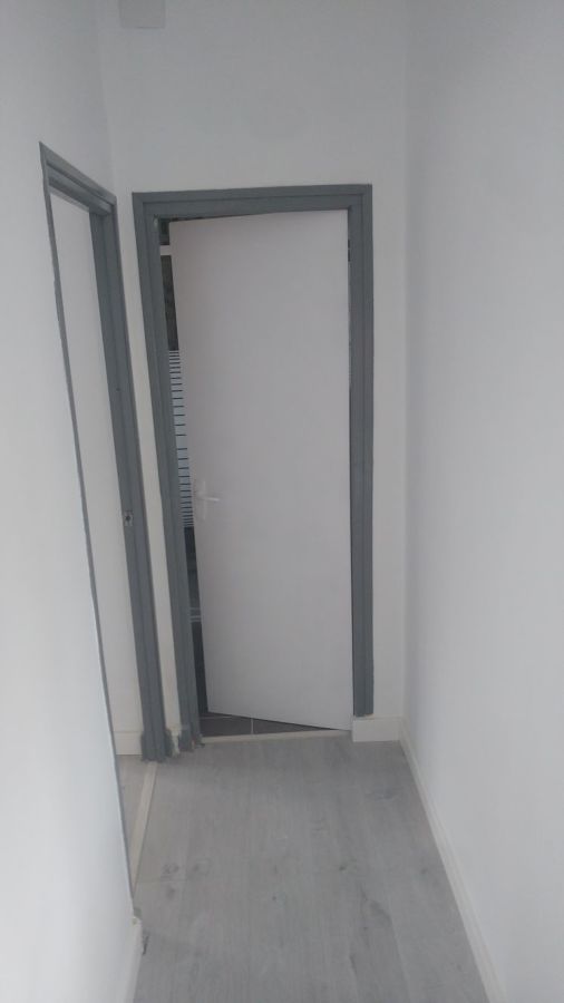 Lacado de puertas viejas con detalle de cerco gris