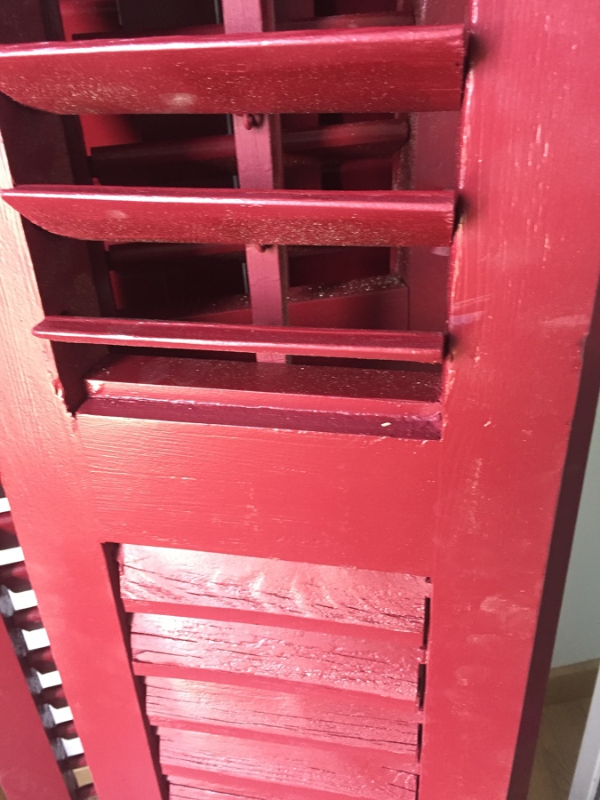 Lamas persiana de 58x12 mm de sección, accionadas con barra vertical.