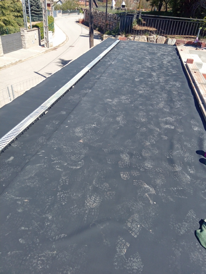 Lámina de butilo EPDM para impermeabilizar el forjado del local técnico.