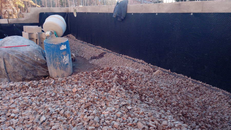 Lámina drenante y tubo de drenaje.