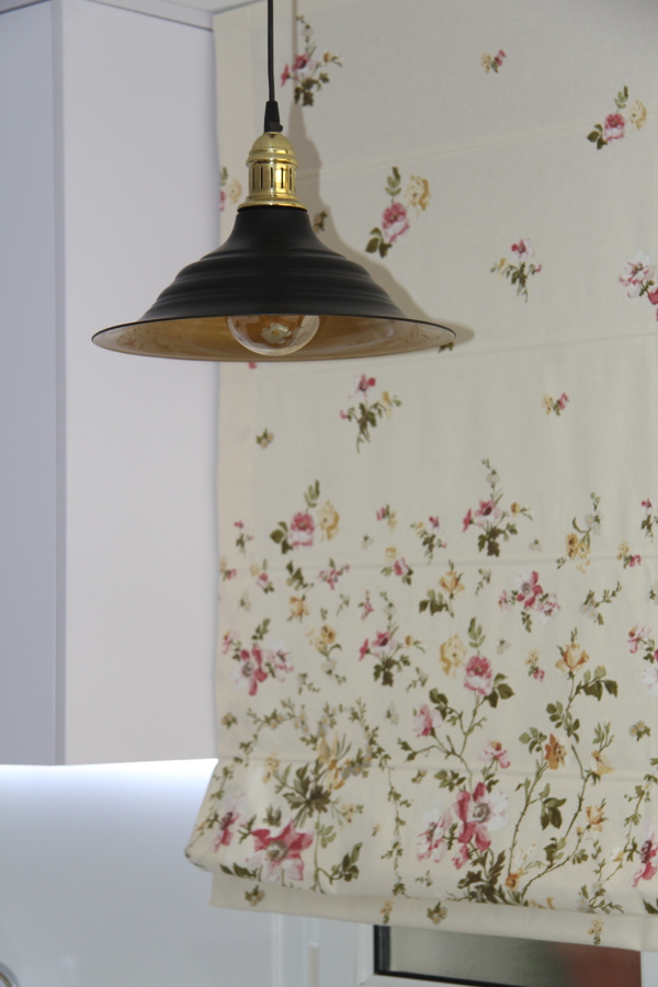 Lámpara auxiliar y cortina