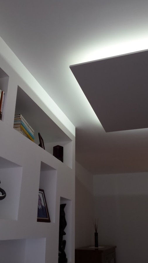 LAMPARA EN SALON DE PLADUR