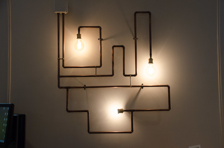 Lámpara hecha a base de tubos de fontanería de cobre  