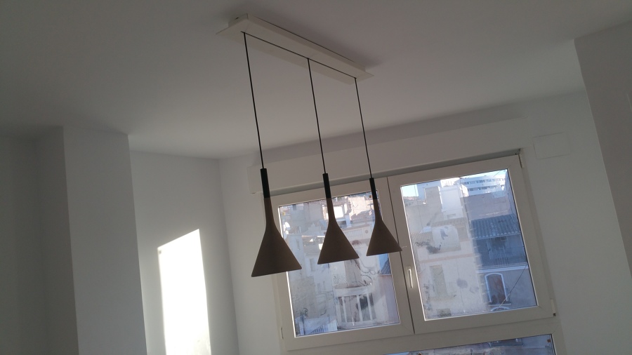 Lampara sobre mesa del salón