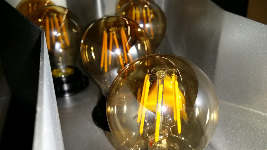 Las bombillas son de leds y tienen un  consumo muy bajo