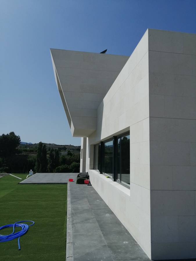 Lateral con voladizo de buhardilla