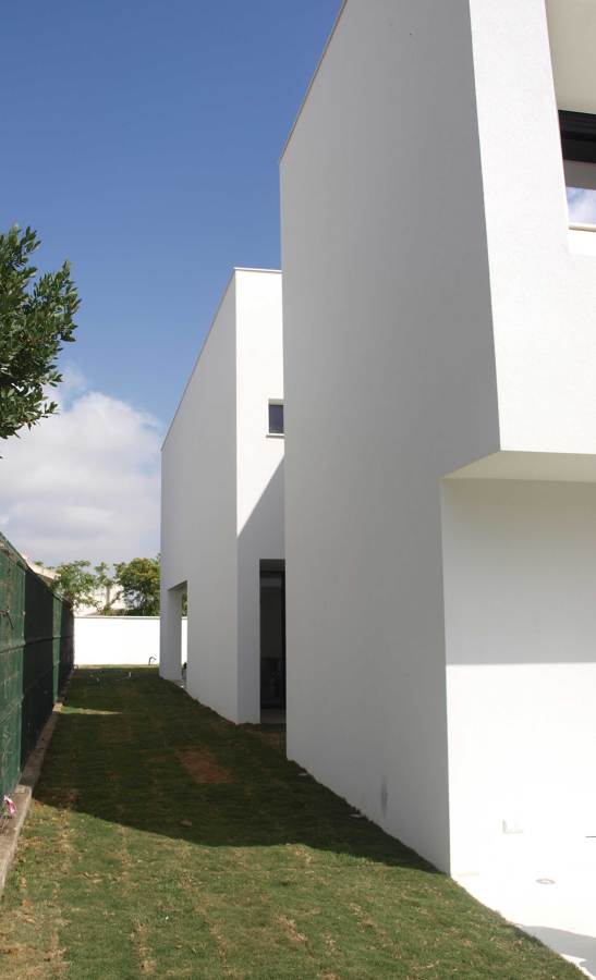 Lateral vivienda. Acceso patio