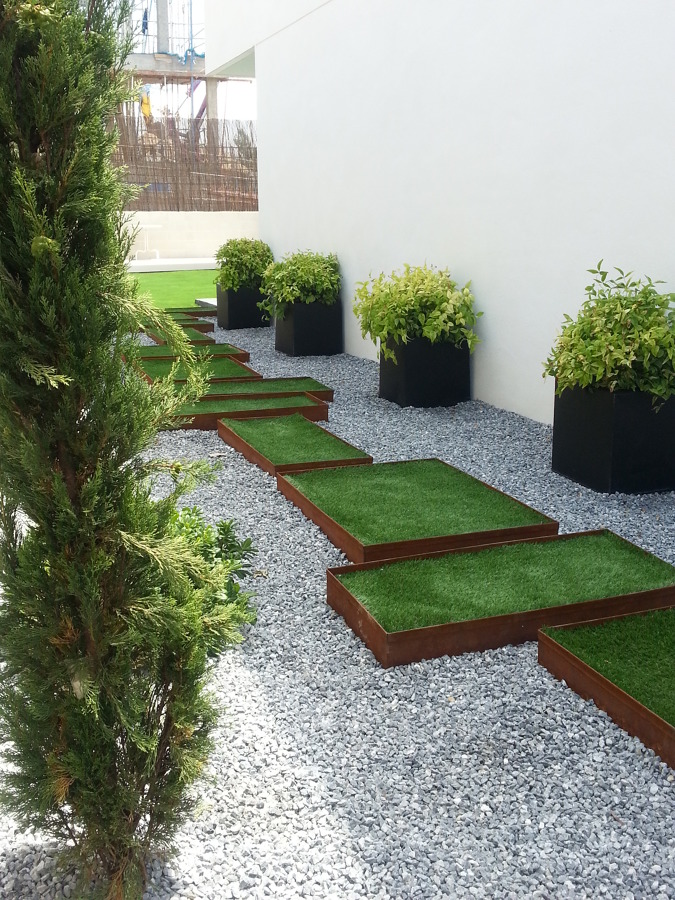 Lateral vivienda y acceso al jardín desde el exterior