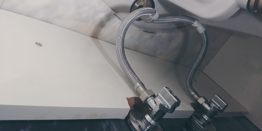 Latiguillo sustituido en grifo de lavabo