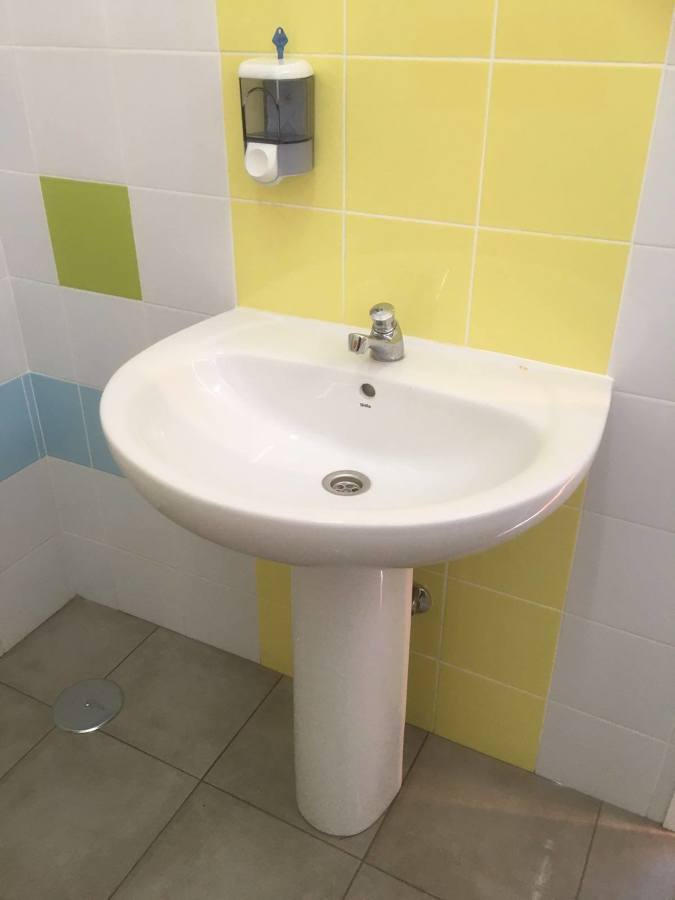 Lavabo con dispensador de jabón.