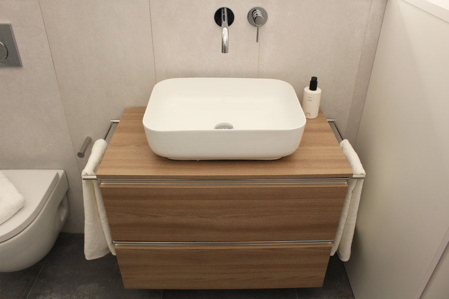 Lavabo con grifería a pared