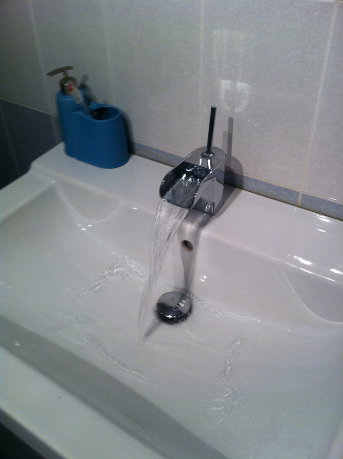 Lavabo con grifo de diseño tipo cascada