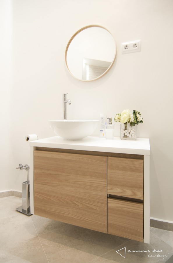 El nuevo baño de M y Lola por emmme studio:  Lavabo con mueble