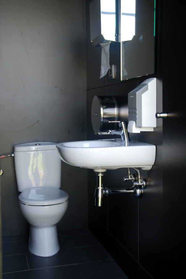 Lavabo de cortesía en piscina situada en Golf.