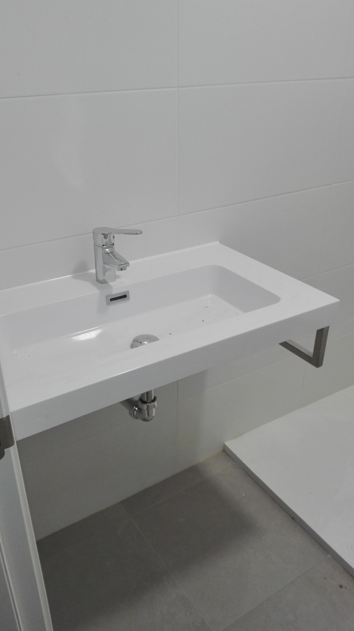 Lavabo encimera con soportación para toallas