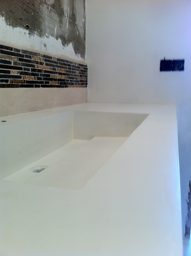 Lavabo y paredes en microcemento 