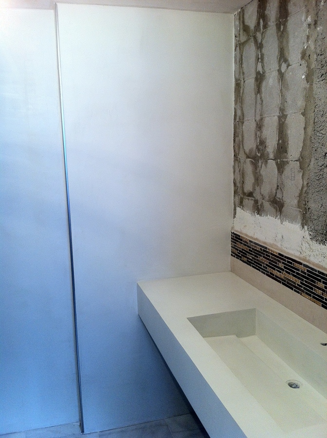 Lavabo y paredes en microcemento 