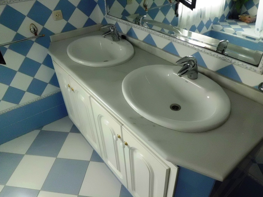 Lavabos y almacenamiento baño 2