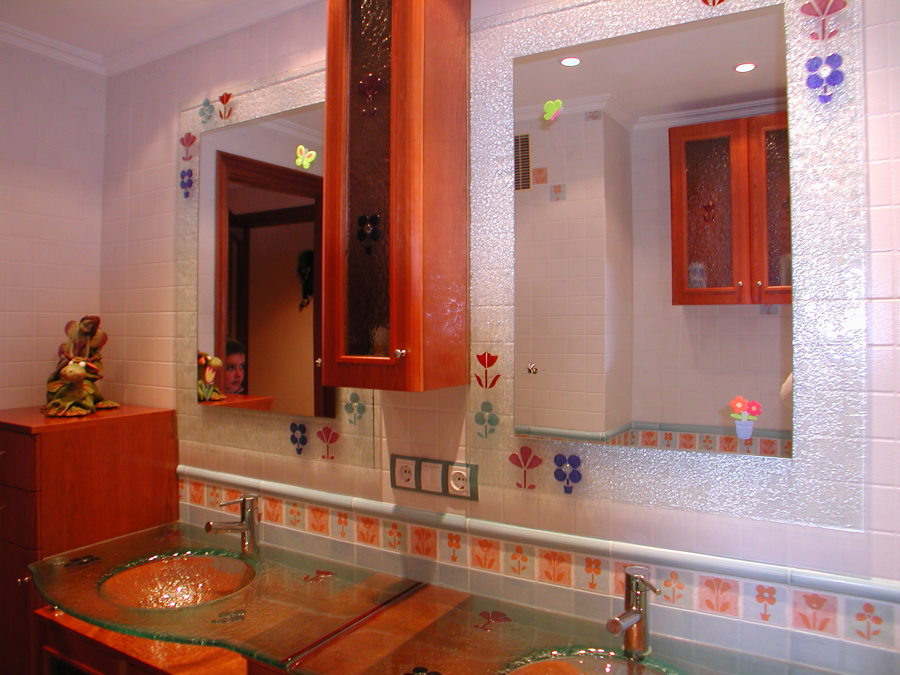 Lavabos y espejos hechos con motivo cenefa baño