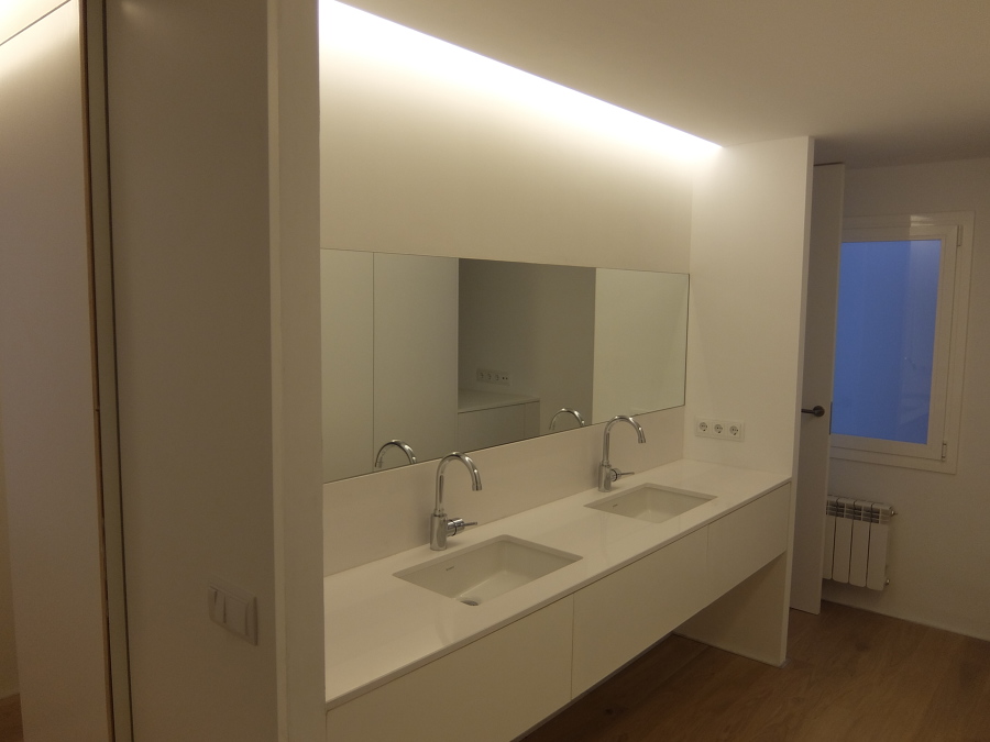 LAVAMANOS DOBLE TOTALMENTE ABIERTO