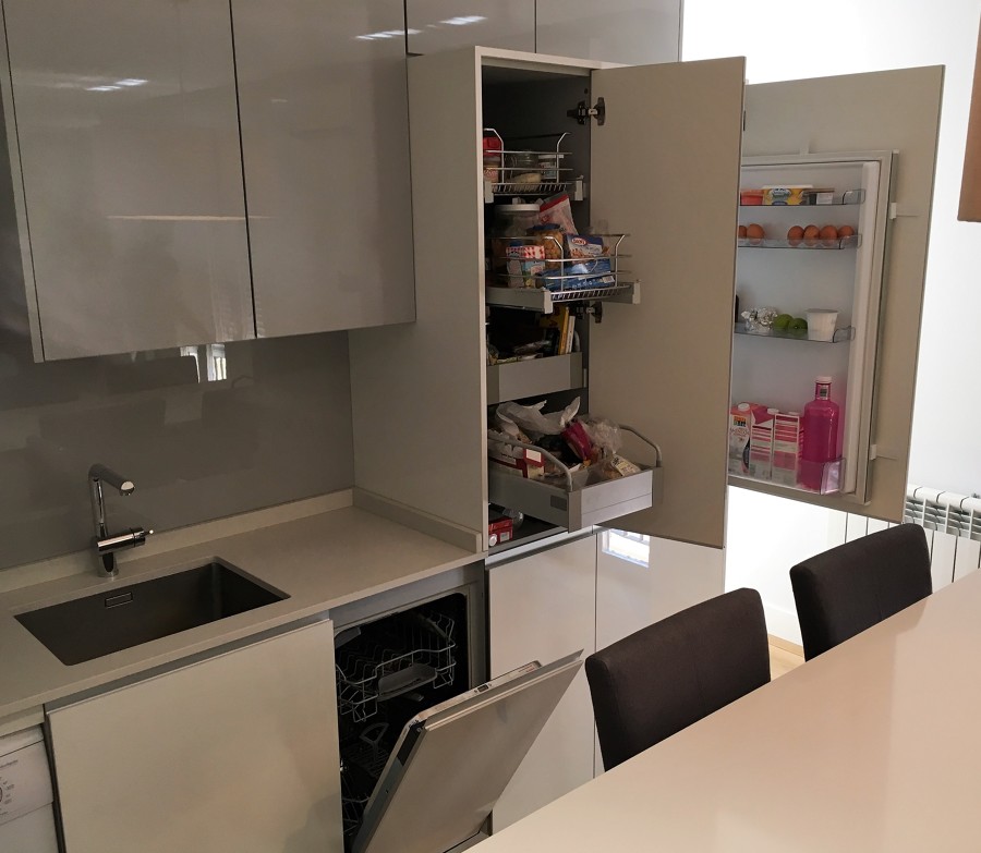 lavavajillas integrado, despensa extraible y frigorífico integrado
