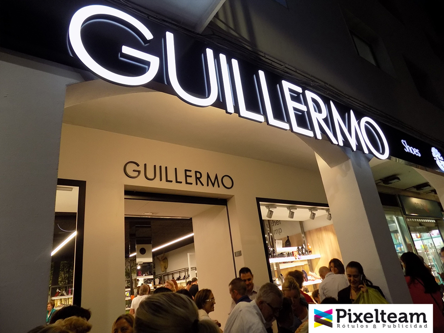 letras coporeas de luz frontal