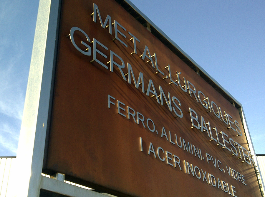 Letras recortadas en acero inox pulido brillo - Metal·lúrgiques Ballestet